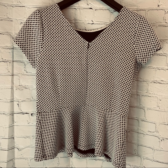 SOLD ✅ Banana Republic cream and black patterned peplum top - Picture 3 of 7